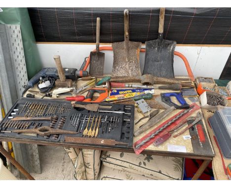 VARIOUS ELECTRIC AND HAND WORKSHOP TOOLS 