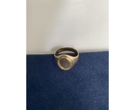 9CT GOLD SIGNET RING WITH 'J' ENGRAVING SIZE O TOTAL GROSS WEIGHT APPROX 3.1 GRAMS 