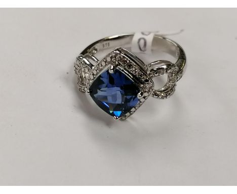 A 9CT WHITE GOLD DIAMOND AND BLUE STONE CLUSTER RING, INSURANCE VALUE £2050.00 