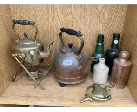 A BRASS SPIRIT KETTLE, COPPER KETTLE, BRASS DOOR KNOCKER AND VINTAGE GLASS AND STONEWARE BOTTLES 