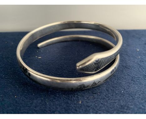 MID CENTURY HEAVY WHITE METAL SERPENT BANGLE WITH NIELLO DETAILING OF AM EGYPTIAN DESSERT AND COSTAL SCENE 
