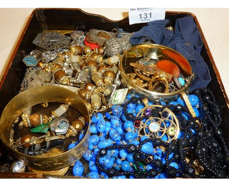 Assorted vintage and older costume jewellery (some A/F)