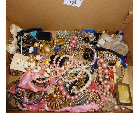 Quantity of vintage costume jewellery