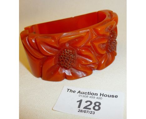 Carved 1920s/30s amber bakelite Catalin hinged bangle (hinge A/F). Approx 3.3 cm high