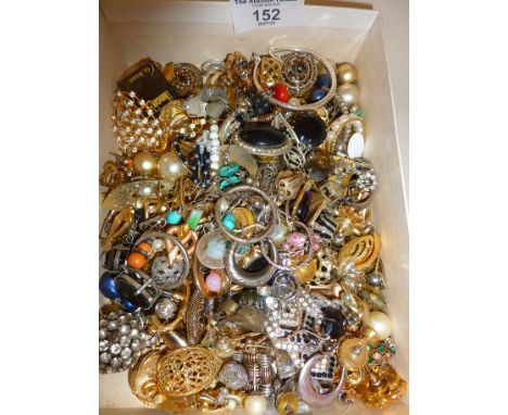 Vintage costume jewellery, mainly earrings