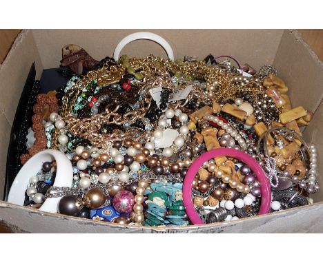 Good quantity of vintage costume jewellery