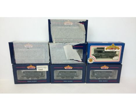 BACHMANN 6 x 37-711 GWR Dark Grey Cattle Wagons and a 33-201 GWR Grey Cardiff 20T Toad. Mint Boxed.