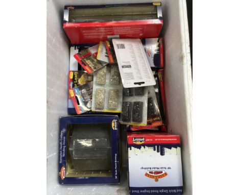 BACHMANN Scenecraft and HORNBY Skaledale -  6 x Scenecraft buildings and 8 x Skaledale Accessory Packs - Scenecraft Hampton H
