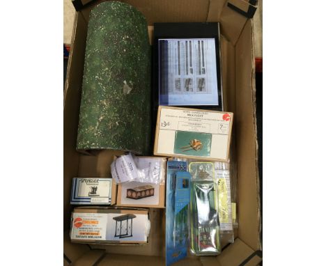 A tray containing white metal 0 Gauge Duncan Models Water Tank, Water Tank Support and a Horse Drawn Dairy Milk Float Kits, a
