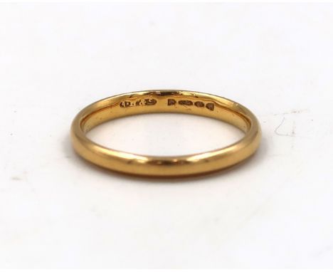 A 22ct hallmarked gold wedding band size M - approx weight 2.7 grams - light surface scratches 