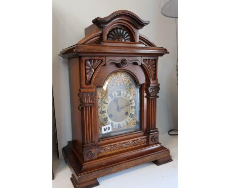 An 8 day oak striking mantle clock in a walnut case - Height 47cm - has key and pendulum, case in good condition, working in 