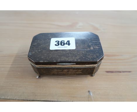 A hallmarked silver trinket box with engine turned finish - Sheffield Walker &amp; Hall - approx weight 5.15 troy oz 