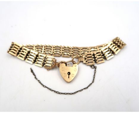 A 9ct gold hallmarked yellow gold gate link bracelet with heart shaped clasp - approx weight 15.1 grams - bracelet length 20c