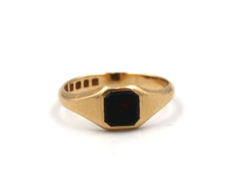 An 18ct gold hallmarked signet ring with octagonal shaped agate to shoulder - ring size W - approx weight 3.8 grams - light s