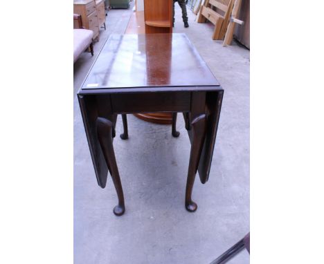 AN EARLY 20TH CENTURY OAK GATE-LEG DINING TABLE ON CABRIOLE LEGS, 59" X 35"