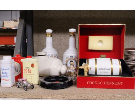 A MIXED LOT TO INCLUDE BELL'S DECANTERS, A HENNESSY COGNAC BARREL IN DISPLAY BOX, VINTAGE TALCS, A STONE HOT WATER BOTTLE, ET