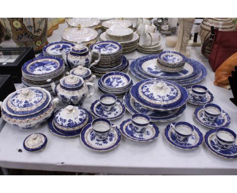 A VINTAGE BOOTHS, 'REAL OLD WILLOW' PATTERN DINNER SERVICE (APPROX 95 PIECES) TO INCLUDE SERVING TUREENS, SERVING PLATES, VAR