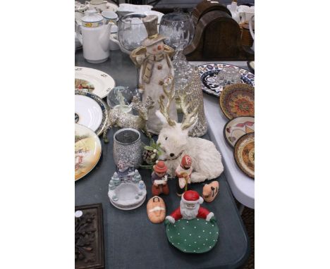 A QUANTITY OF CHRISTMAS RELATED ORNAMENTS TO INCLUDE A LARGE CERAMIC SNOWMAN, REINDEER, CANDLE HOLDERS, A SNOW GLOBE, A PAIR 