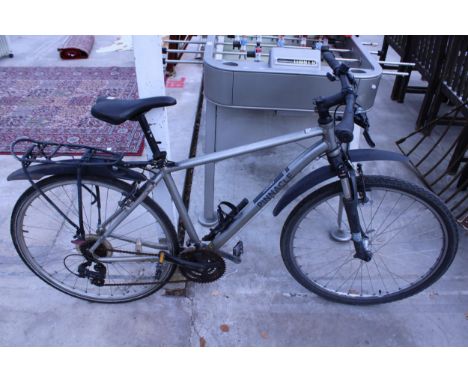 A PINNACLE COBALT GENTS MOUNTAIN BIKE WITH FRONT SUSPENSION AND 21 SPEED SHIMANO GEAR SYSTEM