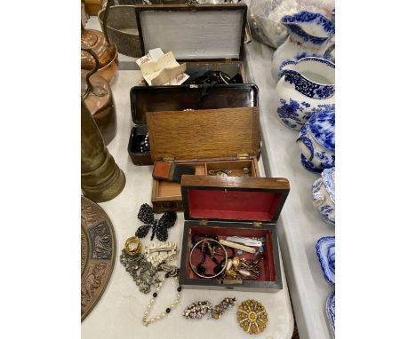 A QUANTITY OF VINTAGE COUSTUME JEWELLERY TO INCLUDE BROOCHES, PENKNIVES, NECKLACES TOGETHER WITH FOUR TREEN BOXES