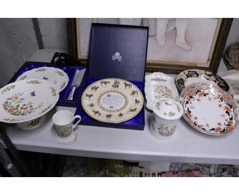 A QUANTITY OF AYNSLEY TO INCLUDE A BOXED 'THE HORSE' PLATE, FOOTED CAKE STAND, BOXED CAKE PLATE AND SERVER, SANDWICH PLATE, S