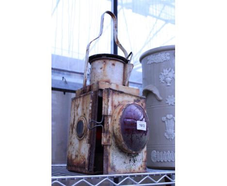 A VINTAGE PARAFFIN ROAD LAMP COMPLETE WITH BURNER