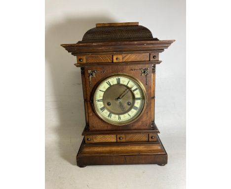 A REGENCY MAHOGANY MANTLE CLOCK WITH BRASS INLAY