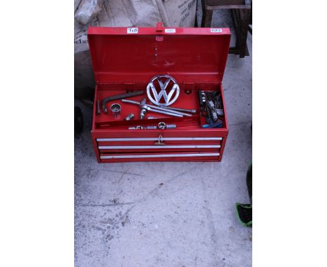 A METAL WORKBENCH TOOL CHEST WITH AN ASSORTMENT OF TOOLS TO INCLUDE SOCKETS AND SPANNERS ETC