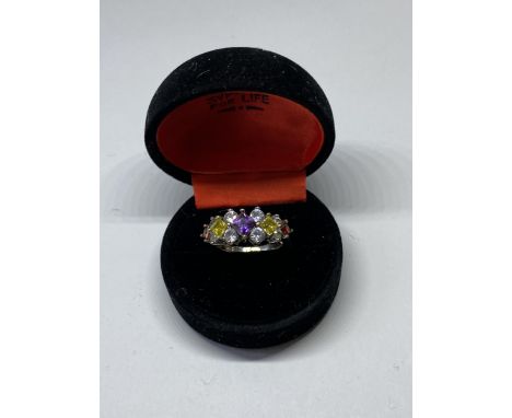 A MARKED SILVER RING WITH COLOURED STONES IN A PRESENTATION BOX