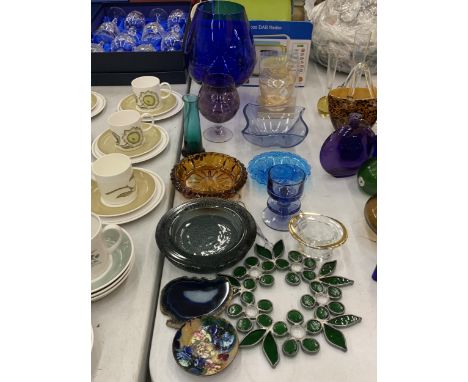A MIXED LOT OF COLOURED GLASSWARE TO INCLUDE A WEDGWOOD SHERINGHAM BLUE CANDLESTICK, BOWLS, MINIATURE VASES, WALL HANGING TOG