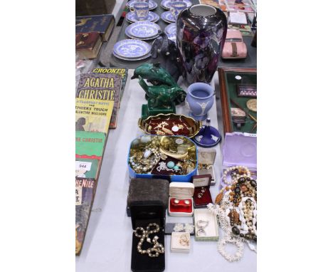 A QUANTITY OF CERAMICS TO INCLUDE A CARLTON WARE ROUGE ROYALE BOWL, SMALL TOBY JUG, WEDGWOOD JASPERWARE VASE AND RING HOLDER,