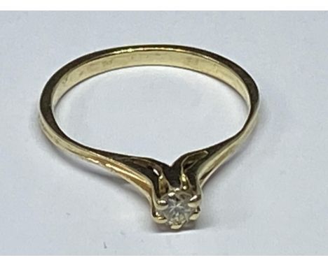 A 14 CARAT GOLD DIAMOND SOLITAIRE RING SIZE L/M