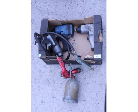 AN ASSORTMENT OF COMMPRESOOR TOOLS TO INCLUDE PAINT SPRAYER AND IMPACT WRENCHES ETC