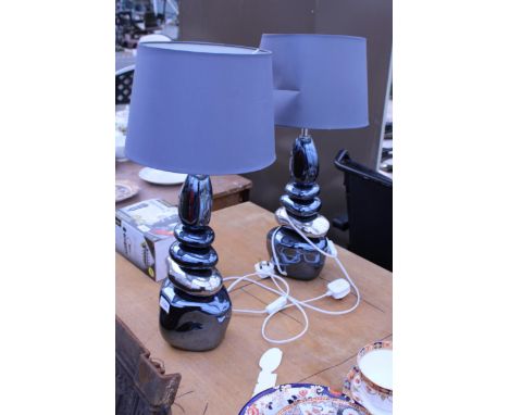 A PAIR OF DECORATIVE CERAMIC TABLE LAMPS WITH SHADES