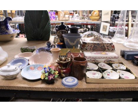A LARGE QUANTITY OF CERAMICS TO INCLUDE WEDGWOOD, WORCESTER, MELBA, MASON'S ETC.,