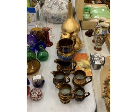 SIX COPPER LUSTRE CERAMIC JUGS, A WALL PLAQUE SIGNED TO THE BACK, PLUS A GOLD COLOURED CERAMIC VASE, BOWL AND FRUIT