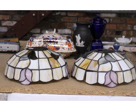 A MATCHING PAIR OF TIFFANY STYLE LAMP SHADES, DIAMETER 25CM