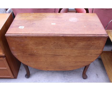 AN EARLY 20TH CENTURY OVAL GATE-LEG TABLE ON CABRIOLE LEGS, 54" X 36" OPENED