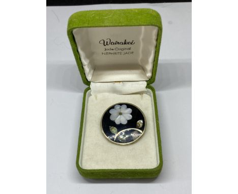 A WAIRAKEI NEPHRITE JADE BROOCH IN A PRESENTATION BOX