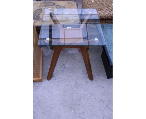 A TWO TIER LAMP TABLE WITH GLASS TOP WITH KICK-OUT LEGS, 21.5" SQUARE