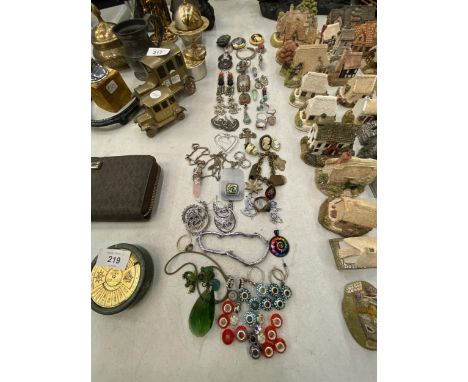 A MIXED LOT OF COSTUME JEWELLERY TO INCLUDE PANDORA STYLE BEADS SOME STAMPED 925, EARRINGS, RINGS, PENDANTS, BROOCHES, ETC,