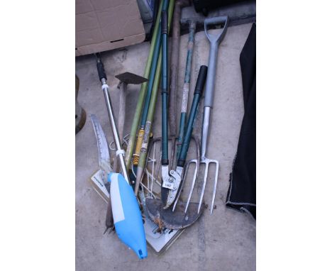 AN ASSORTMENT OF GARDEN TOOLS TO INCLUDE FORKS AND A HOE ETC
