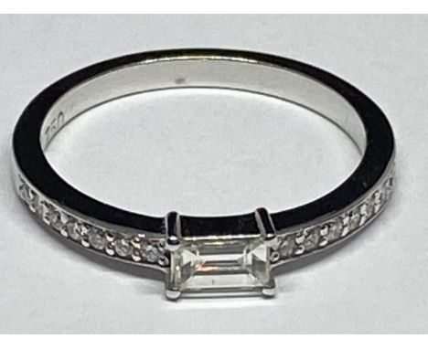 AN 18 CARAT WHITE GOLD RING WITH A BAGUETTE AND ROUND BRILLIANT CUT NATURAL DIAMONDS WEIGHT 0.25 &amp; 0.4 CARATS SIZE L GROS