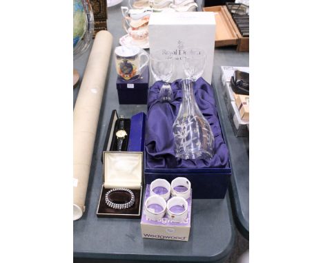 A GLENEAGLES GLASS DECANTER IN PRESENTATION BOX, A PAIR OF ROYAL DOULTON FINEST CRYSTAL WINE GLASSES WITH ETCHED FLORAL PATTE