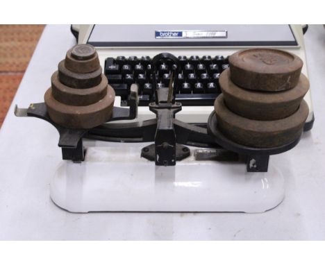 A SET OF VINTAGE AVERY SCALES WITH THE WEIGHTS