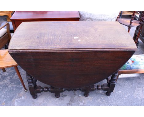 AN OAK GEORGE III STYLE OVAL GATE-LEG DINING TABLE ON TURNED LEGS, 59.5" X 43" OPENED