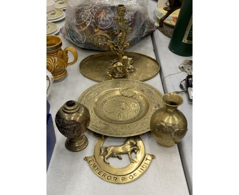 A COLLECTION OF VINTAGE BRASS ITEMS TO INCLUDE A CANDLESTICK, VASES, ETC