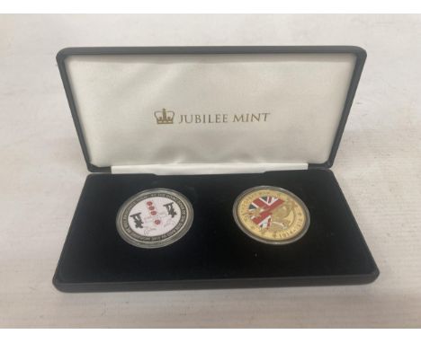 A JUBILEE MINT BOXED SET TO INCLUDE A 24K GOLD PLATED MEMORIAL COMMEMORATIVE COIN 1914 - 1918 SOMME WORLD WAR 1 AND A FIRST W