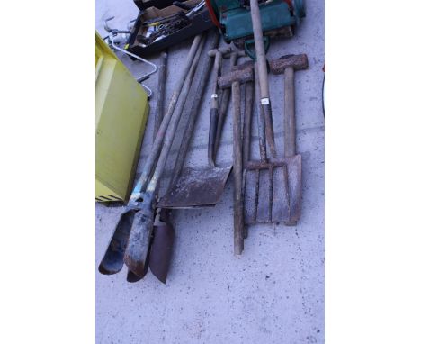 AN ASSORTMENT OF GARDEN TOOLS TO INCLUDE POST HOLE DIGGERS, SHOVELS AND FORKS ETC