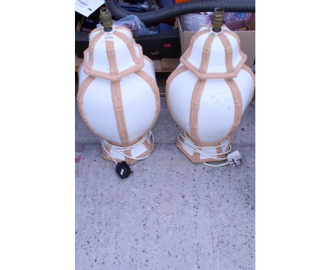 A PAIR OF DECORATIVE CERAMIC TABLE LAMPS